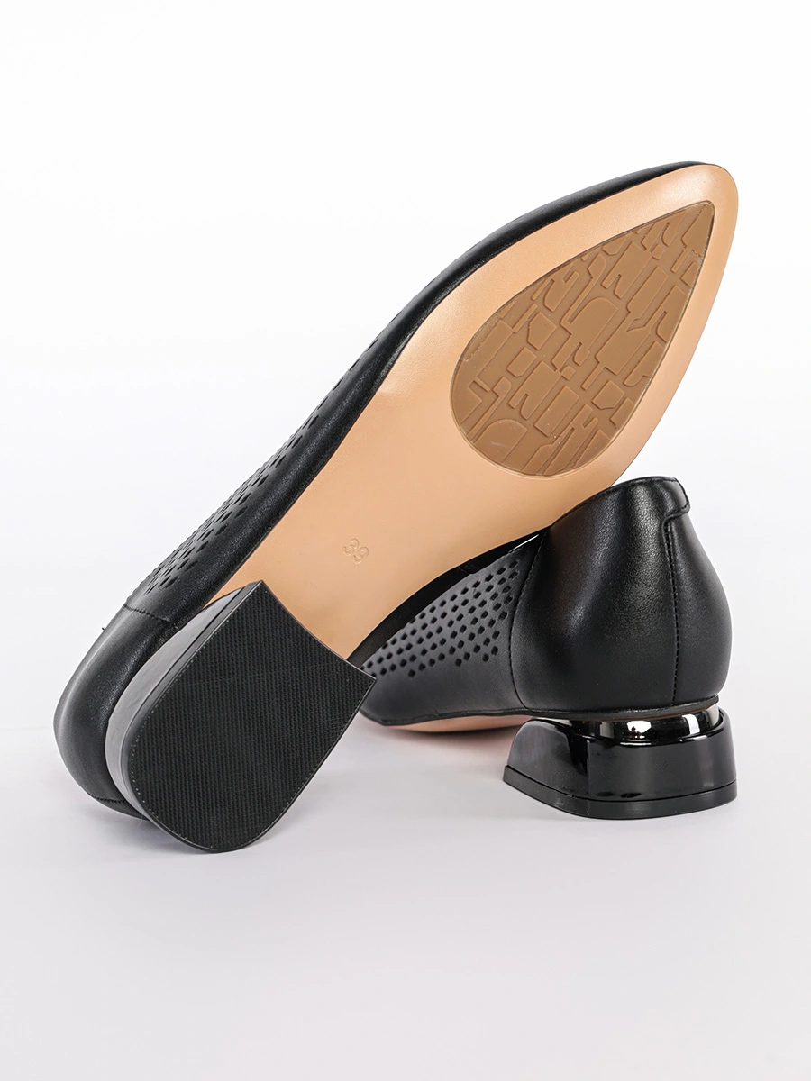 Туфли-лодочки черного цвета с перфорацией